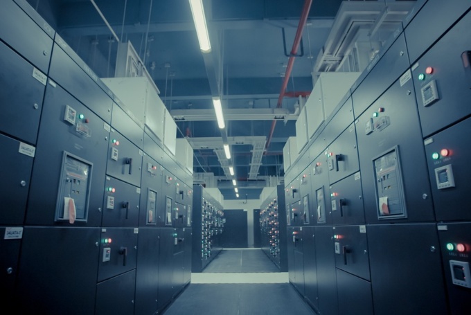 Approaching challenges of modern data centers – who’s doing it well?